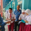 Kabid Pembinaan SMP Disdikbud Subang, Ade Cece Suramijaya didampingi Kepala SMPN 1 Subang Aba Bachra berdiskusi dengan siswa baru.