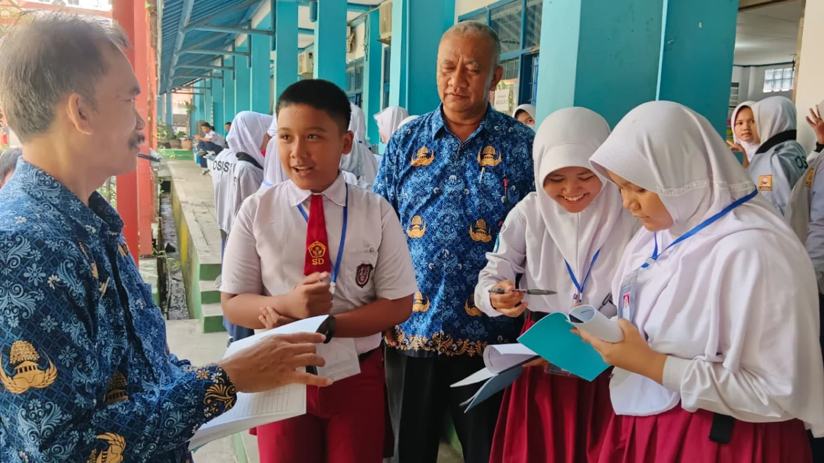 Kabid Pembinaan SMP Disdikbud Subang, Ade Cece Suramijaya didampingi Kepala SMPN 1 Subang Aba Bachra berdiskusi dengan siswa baru.