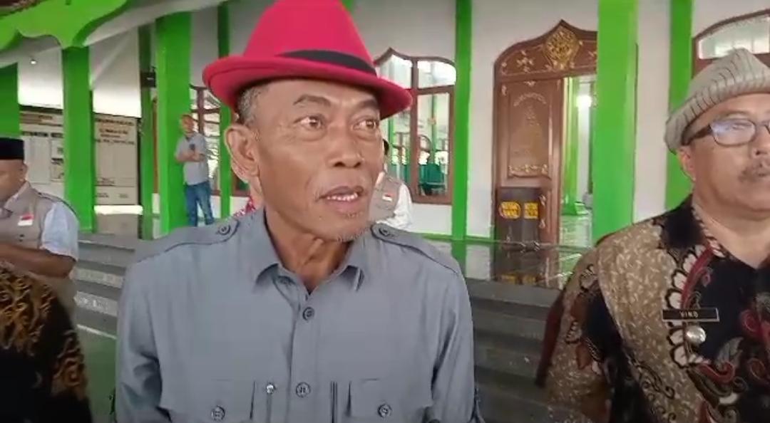 Bupati Subang Ruhimat saat diwawanacara oleh media terkait kasus TPPO yang menimpa warga Desa Langensari, Kecamatan Blanakan, Rumsari.
