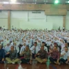 Bupati Ruhimat dan Kepala Disdikbud Tatang Komara beserta sejumlah pejabat foto bersama guru PPPK di Bale Dahana, Jumat (28/7).