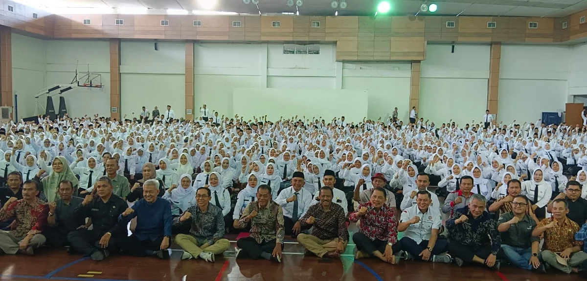 Bupati Ruhimat dan Kepala Disdikbud Tatang Komara beserta sejumlah pejabat foto bersama guru PPPK di Bale Dahana, Jumat (28/7).