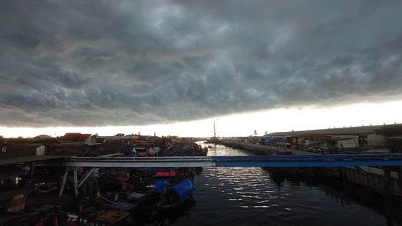 Waspada cuaca Ekstrem Hari Ini Selasa 25 Juli 2023: Jawa Barat Berpotensi Hujan Lebat dan Angin Kencang