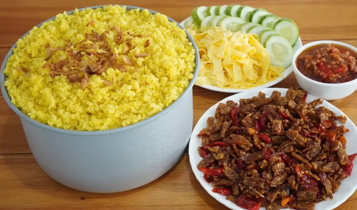 Resep Nasi Kuning Rice Cooker Gak Mudah Basi, Tahan Seharian