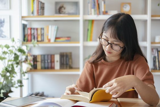 Manfaat Membaca Buku Untuk Otak, Salah Satunya Bisa Menghilangkan Stres