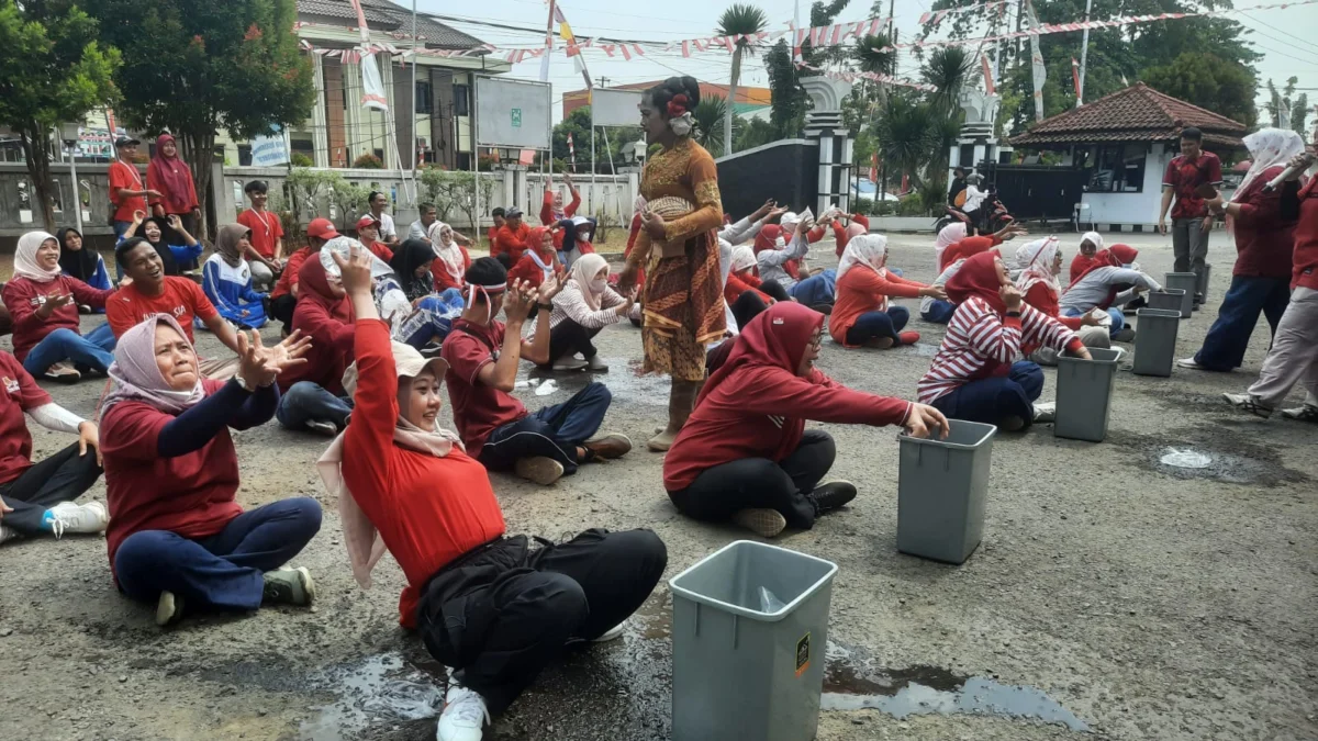 Keseruan Pegawai Dinas Pendidikan dan Kebudayaan Subang Ikuti Beragam Lomba Khas Peringatan Kemerdekaan Indonesia