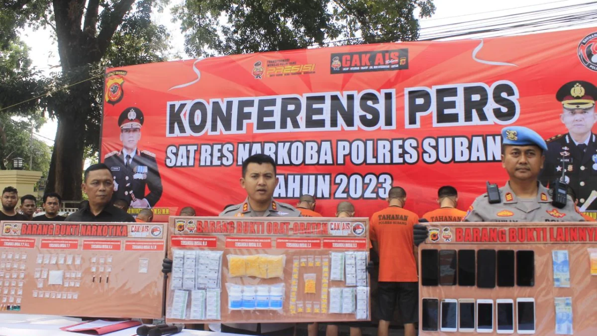Kapolres Subang AKBP Ariek Indra Sentanu (tengah) didampingi Kasat Narkoba Polres Subang (kanan) AKP Heri Nurchayo saat menunjukan barang bukti ke awak media.