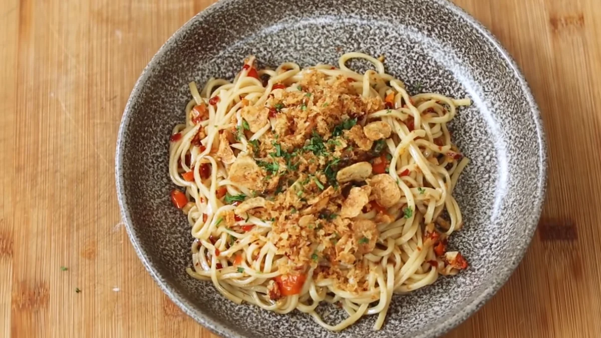 Resep Spaghetti Aglio Olio Seenak Restoran, Bikin Nagih!