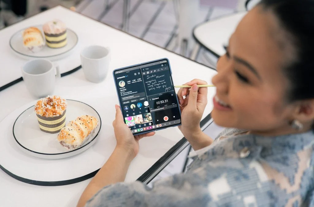 Penyanyi Yura Yunita Kepincut Kemampuan Multitasking Galaxy Z Fold5