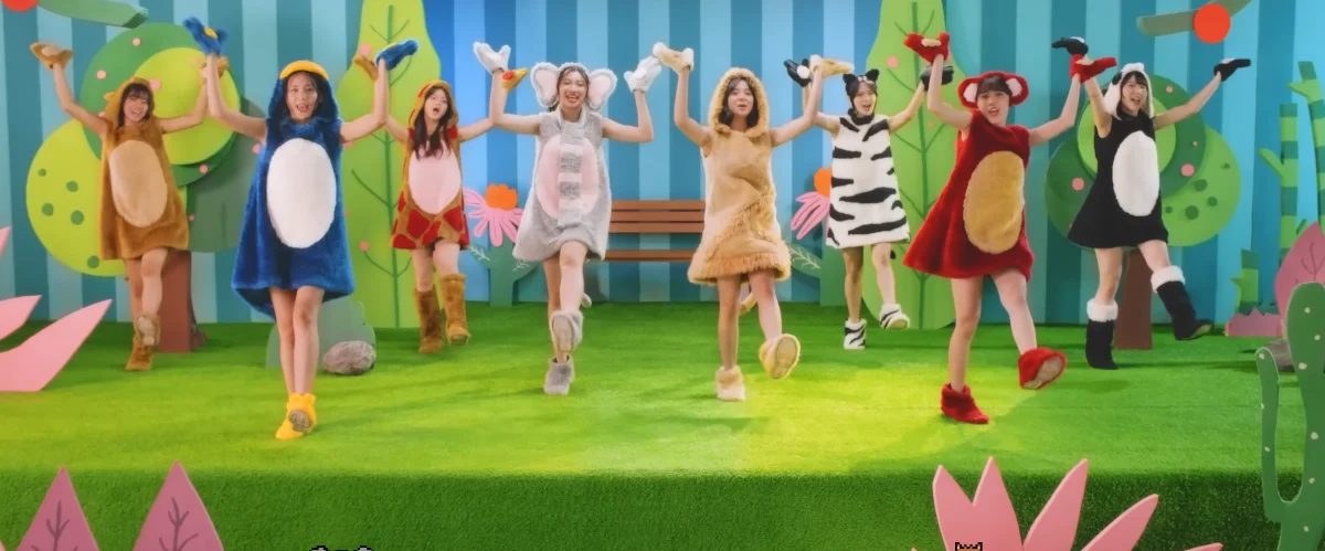 JKT48 Tampil Menggemaskan di Kebun Binatang Saat Hujan