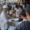 Jum'at Berkah, Masjid Besar Nurul Huda Bagikan Makan Siang Gratis untuk Santri dan Warga 