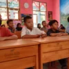 Proses pembelajaran siswa di SDN Pelita Karya. Sekolah ini menerima bantuan mebelair dari bank bjb Subang.
