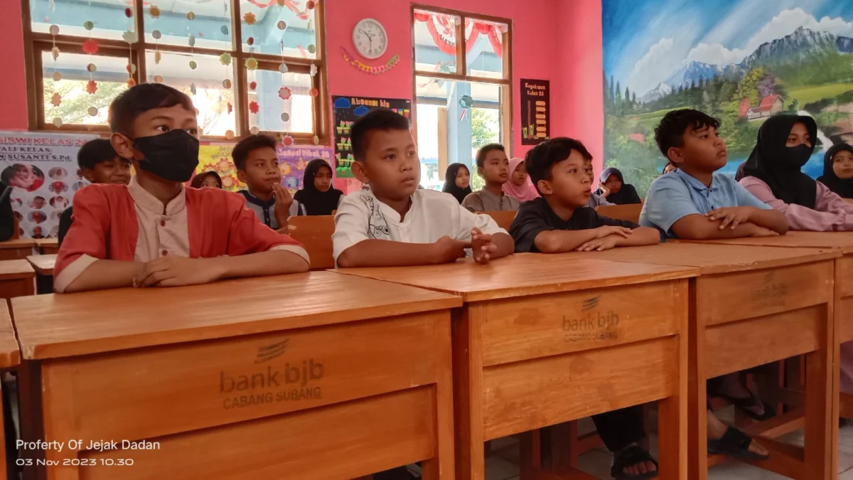Proses pembelajaran siswa di SDN Pelita Karya. Sekolah ini menerima bantuan mebelair dari bank bjb Subang.