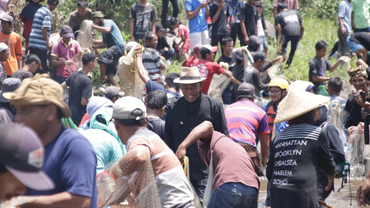 Bupati Subang Ruhimat Bareng Warga Tangkap Ikan di Acara Festival 7 Sungai