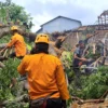 Pohon Tumbang Menimpa Rumah Lansia di Desa Rancajaya Patokbeusi Subang