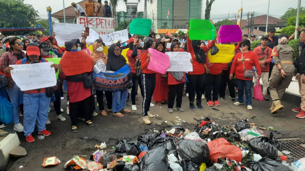 Puluhan Warga Wancimekar Unjuk Rasa di Kantor Pemkab Tolak Peluasan TPSA Jalupang