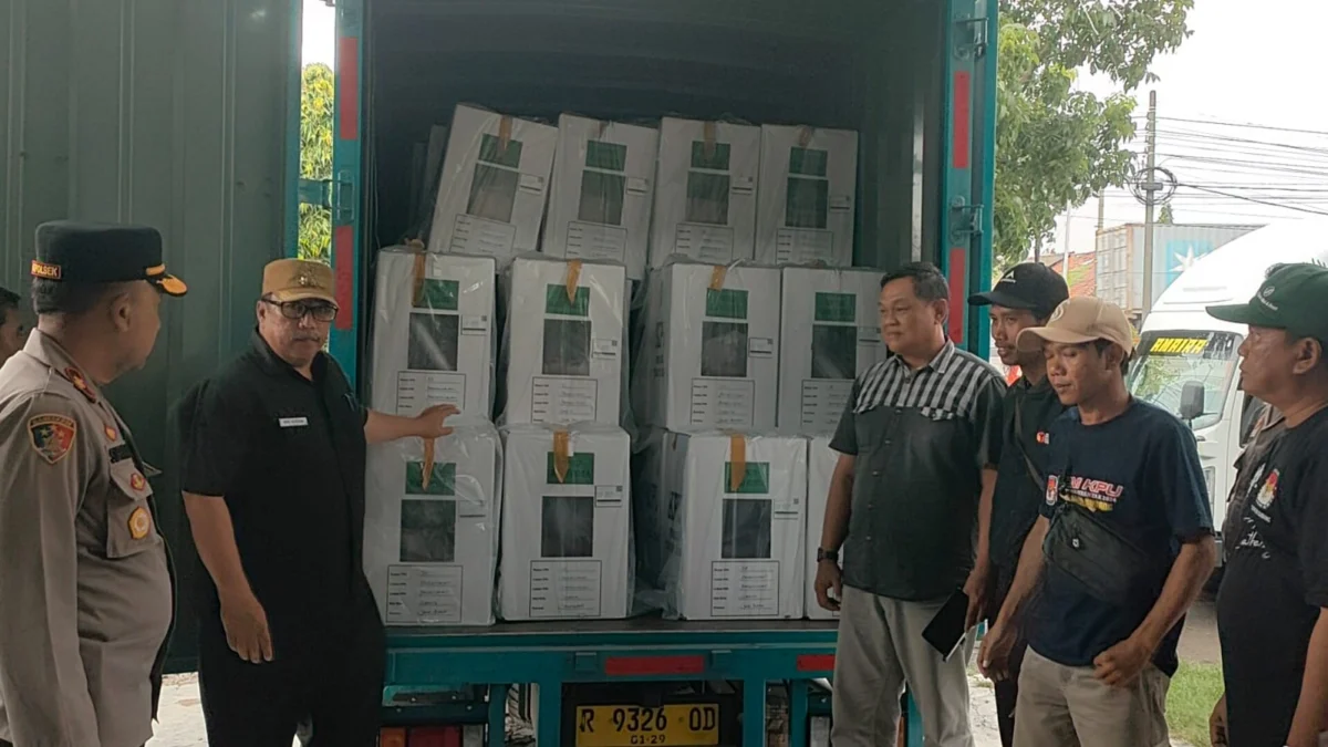 Panwaslu Kecamatan Pamanukan Awasi Kedatangan Logistik Kotak Suara