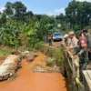 Pj Bupati Subang meninjau sungai yang meluap