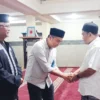 Penjabat Gubernur Bey Machmudin Tarawih di Masjid Tertua di Bandung