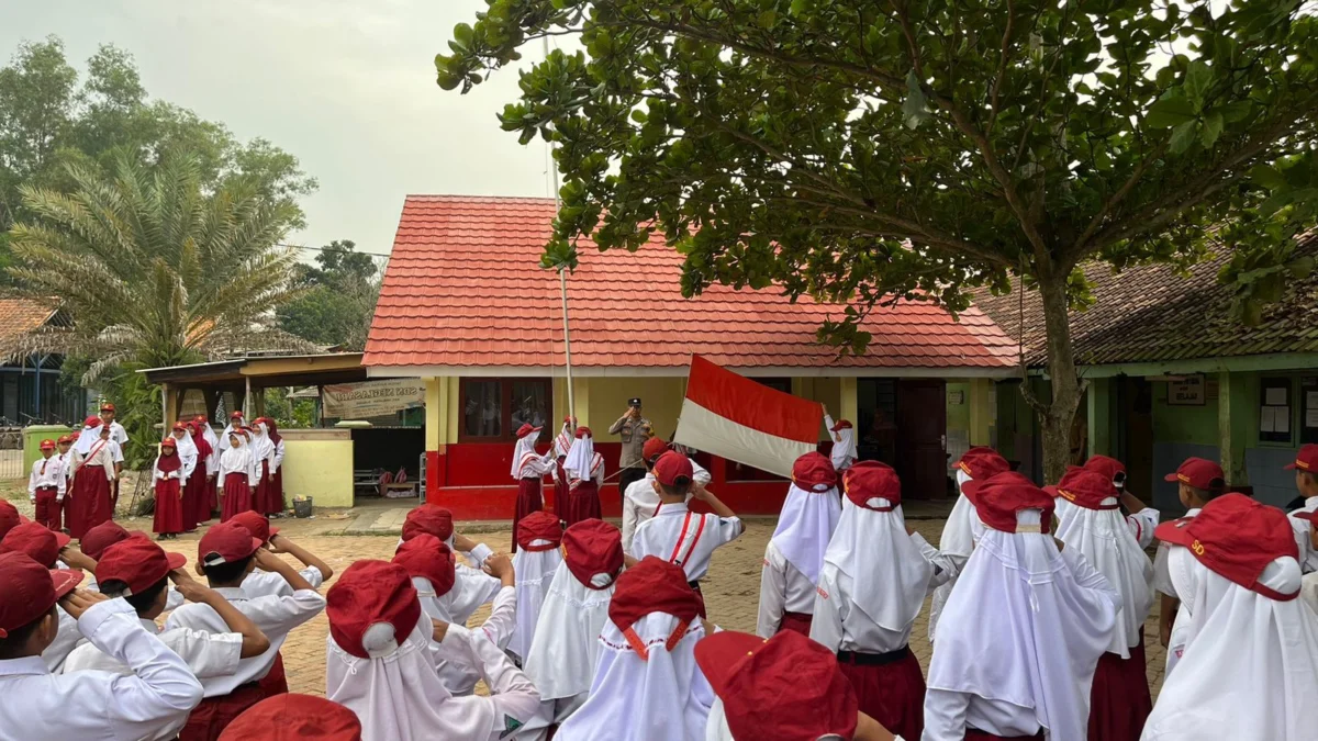 Hadir di Sekolah Dasar Bhabinkamtibmas Desa Beri Penyuluhan 