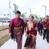 Hadir pada Upacara Penurunan Bendera Negara Sang Merah Putih, Menteri AHY Gunakan Baju Adat Daerah Sulawesi Se