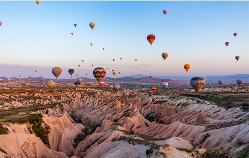 Mirip Cappadocia di Serial Layangan Putus, Inilah Wisata Balon Udara Di Bandung dan Ciater Subang - Foto:Cappadocia-Turki (Shutterstock, via Jawapos)