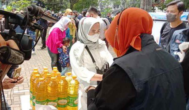 OPERASI PASAR: Pemkot Bandung gelar operasi Pasar pada saat harga Minyak goreng melambung tinggi. Foto. Sandi Nugraha. JABAR EKSPRES