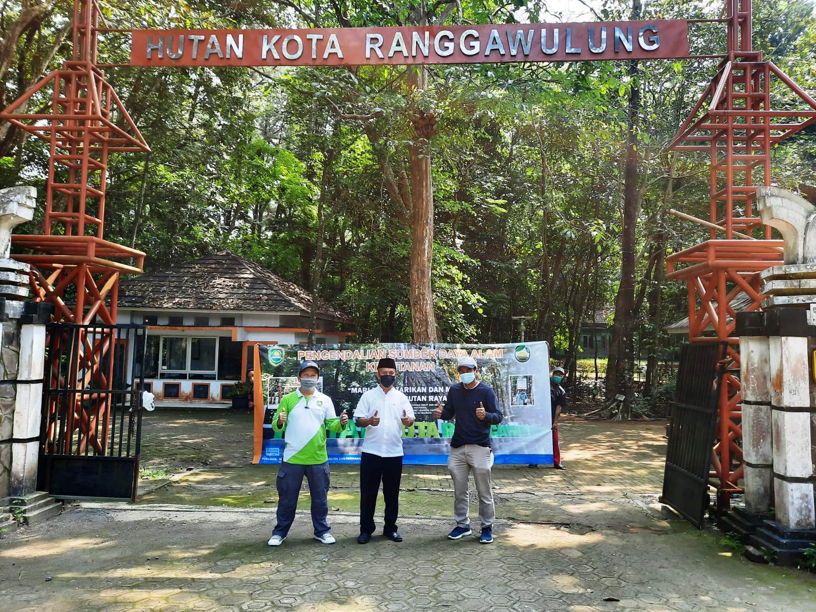 YUGO EROSPRI/PASUNDAN EKSPRES HUTAN KOTA: Gerbang masuk Hutan Kota Ranggawulung yang berada di Jalan Raya Subang-Bandung.