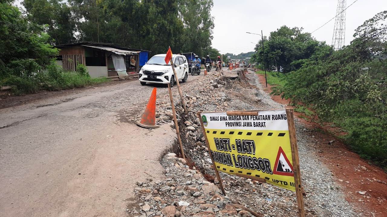 AEF SAEPOLOH/PASUNDAN EKSPRES BELUM DIPERBAIKI: Jalan Badami-Loji di Dusun Nyangkokot, Desa Wanasari, Kecamatan Telukjambe Barat, Karawang belum diperbaiki.