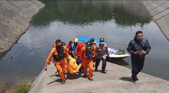 EVAKUASI: Tim Rescue Basarnas Bandung mengevakuasi jenazah Jajang yang tenggelam di Waduk Cirata, untuk dibawa ke rumah duka di Desa Ciharashas, Kecamatan Cipeundeuy, Bandung Barat. (EKO SETIONO/PASUNDAN EKSPRES)