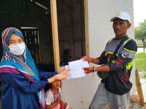 Salah satu Staf Baznas Kabupaten Subang memberikan bantuan Rutilahu terhadap masyarakat. YUGO EROSPRI/PASUNDAN EKSPRES