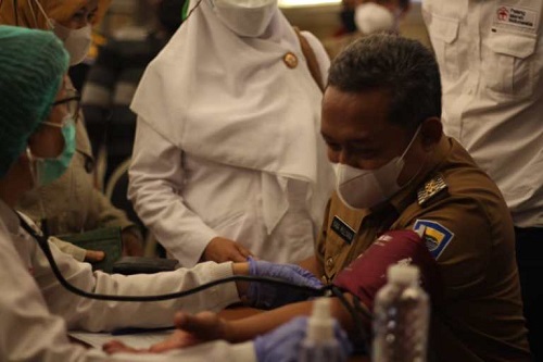 DONOR DARAH: Plt Walikota Bandung, Yana Mulyana saat akan melakukan donor darah, Senin (24/1). JABAR EKSPRES