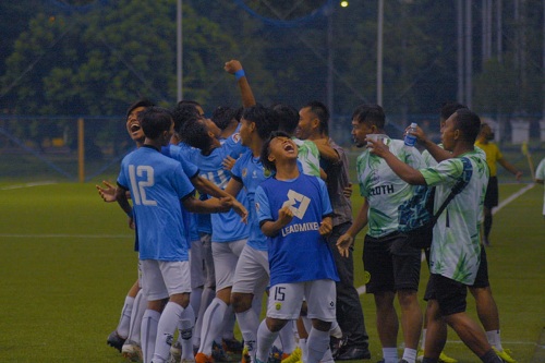 SELEBRASI: Tim Persikas Subang merayakan gol penentu kemenangan yang dicetak Rudi Hidayat menit 55' ke gawang Bandung Timur. VERRY KUSWANDI/PASUNDAN EKSPRES