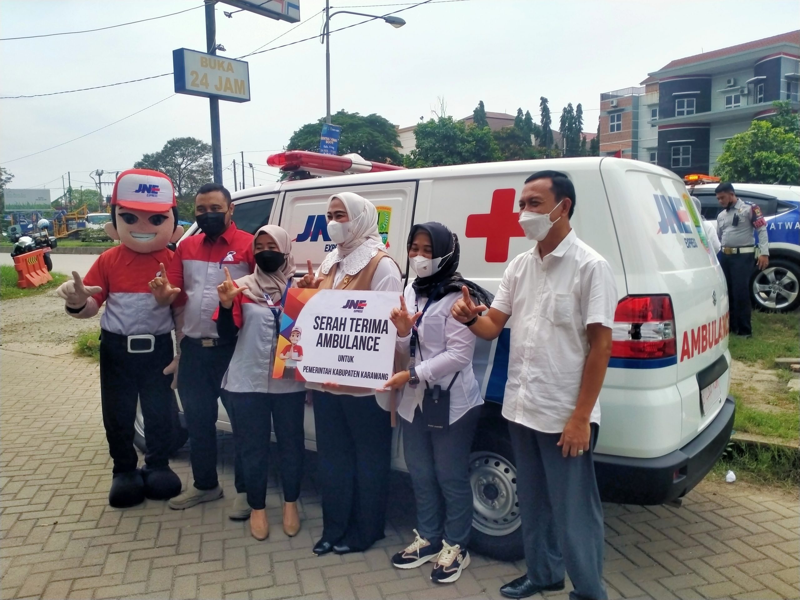 SIMBOLIS: Bupati Karawang Cellica Nurrachadiana menerima kunci satu unit ambulance dari JNE Karawang, Rabu (23/2).DEDI SATIRA/PASUNDAN EKSPRES