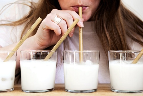 Minum Susu Sebaiknya Setelah Olahraga atau Sebelum Olahraga? Ini Manfaatnya (ilustrasi minum susu)