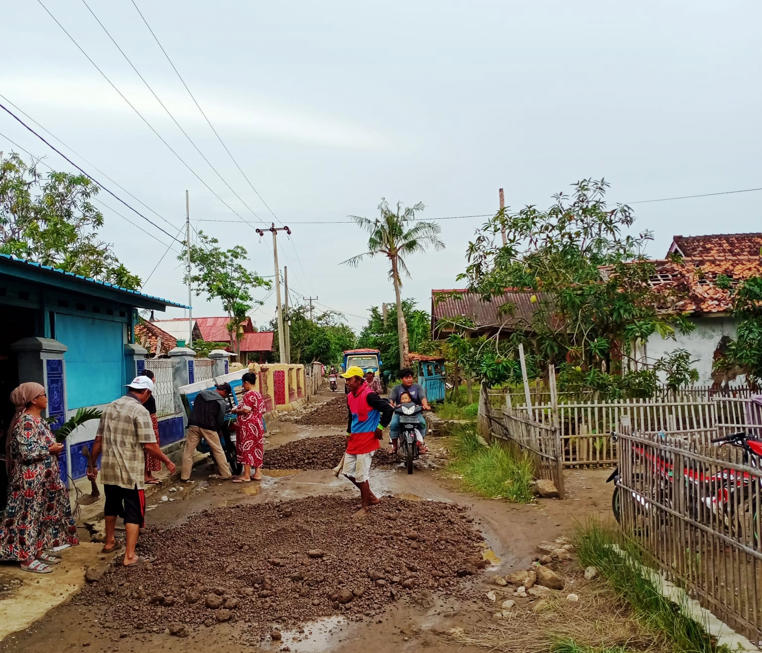 Warga Desa Patimban Perbaiki Jalan Secara Swadaya