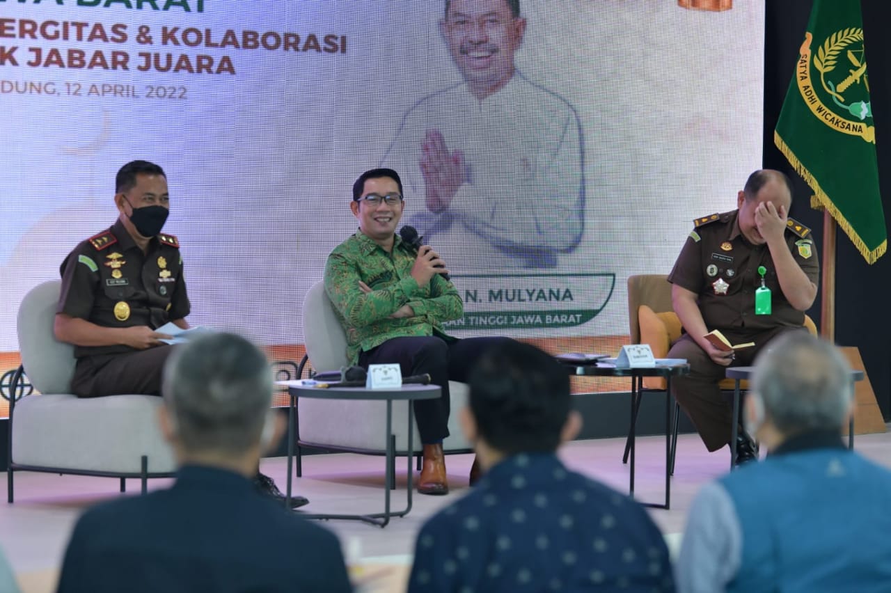 Gubernur Jawa Barat Ridwan Kamil (tengah) saat menghadiri acara Ngabuburit Bareng Kajati tentang Peningkatan Penggunaan Produk Dalam Negeri di Kantor Kejaksaan Tinggi Jabar, Kota Bandung, Selasa (12/4/2022). (Foto: Adam Sarja/Biro Adpim Jabar)