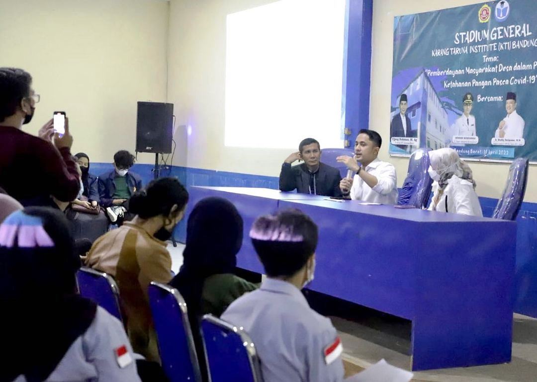 DISKUSI: Plt Bupati Bandung Barat HengkyKurniawan saat Diskusi bersama Karang Taruna Kabupaten Bandung Barat. IST