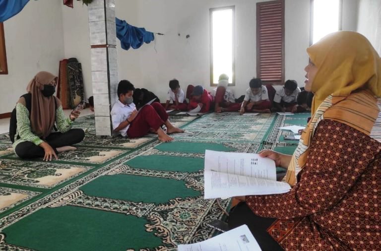 KBM: Siswa kelas 6 SDN 07 Rancaekek tengah melaksanakan KBM di Masjid Al Ma'un, Desa Rancaekek Kulon, Kecamatan Rancaekek, Kabupaten Bandung. JABAR EKSPRES