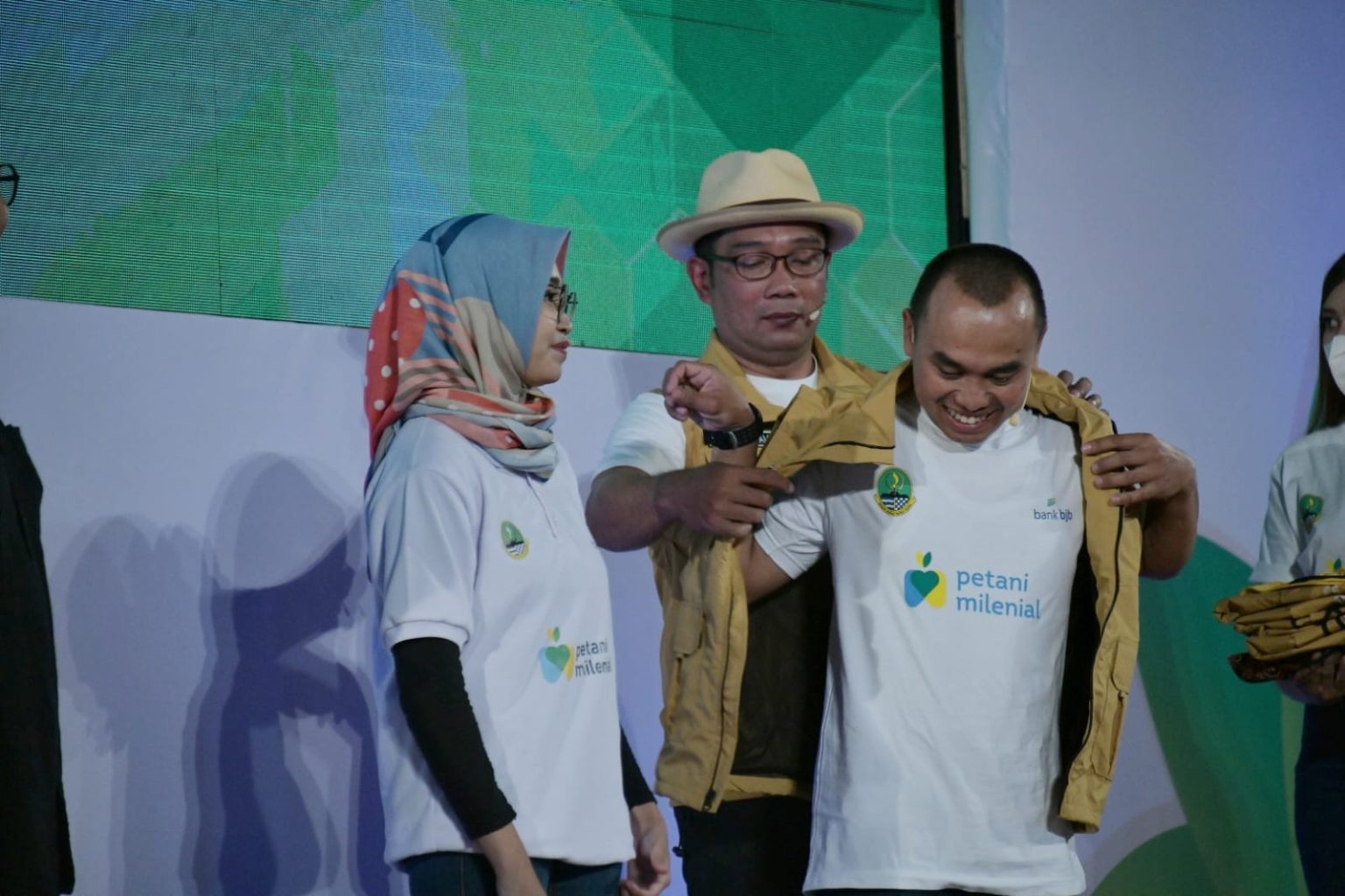 Gubernur Jawa Barat Ridwan Kamil mewisuda 1.249 petani milenial Angkatan I Program Petani Milenial di kampus Institut Pertanian Bogor, Kabupaten Bogor, Kamis (24/3/2022).
