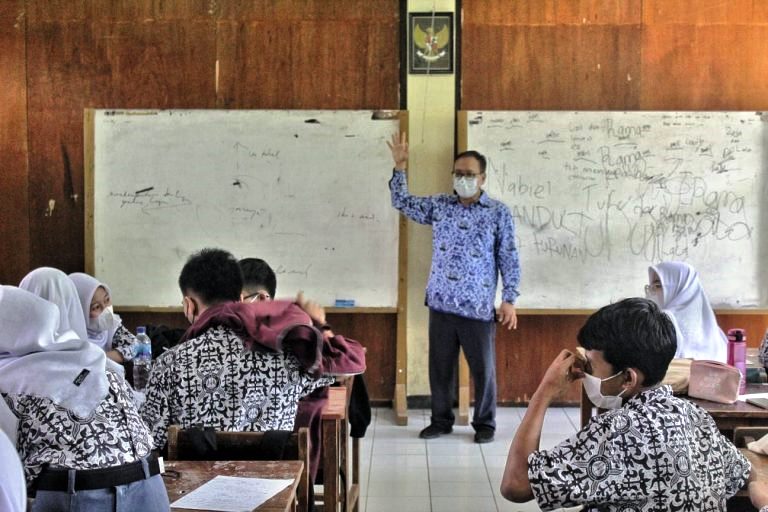 ILUSTRASI: Salah seorang guru honorer sedang mengajar di sekolah di Kota Bandung. JABAR EKSPRES