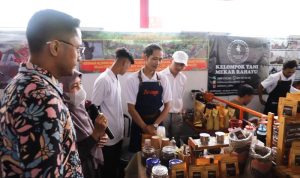 PRODUK UMKM: Plt Bupati Bandung Barat Hengki Kurniawan mengunjungi stand UMKM di Bandung Barat Expo 2022 pada Hari Jadi KBB ke-15 tahun. DOK FORKOPIM SETDA KBB