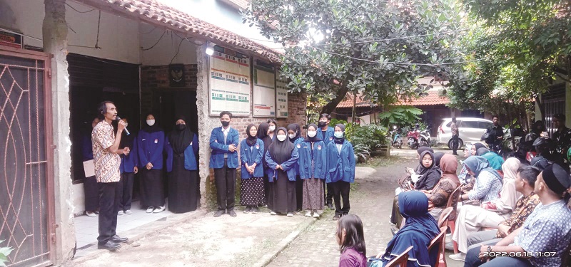 TERLANTAR: Puluhan siswa SMK Farmasi Bima Nusantara terlantar akibat sekolah mereka disegel warga yang mengklaim lahan yang ditempati bangunan sekolah. USEP SAEPULOH/PASUNDAN EKSPRES
