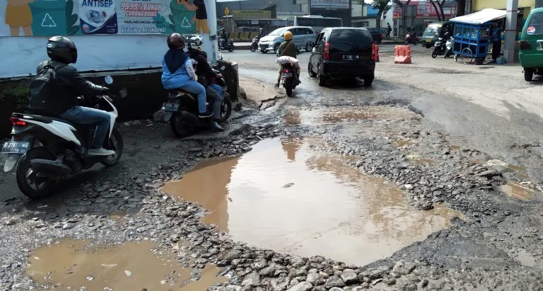 RUSAK BERAT: Kondisi Jalan Panyawungan yang statusnya jalan kabupaten di Desa Cileunyi Wetan, Kecamatan Cileunyi, Kabupaten Bandung yang rusak berat. JABAR EKSPRES