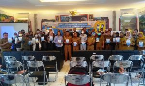 SOSIALISASI: Samsat Kabupaten Bandung Barat saat menggelar sosialisasi program pemutihan kendaraan bermotor. EKO SETIONO/PASUNDAN EKSPRES