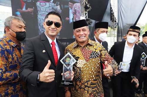 PENGHARGAAN: Menteri Koordinator Perekonomian, Airlangga Hartarto menyerahkan langsung penghargaan Penggerak Koperasi Madya kepada Plt Bupati Bandung Barat Hengki Kurniawan. DOK PORKOPIM SETDA KBB