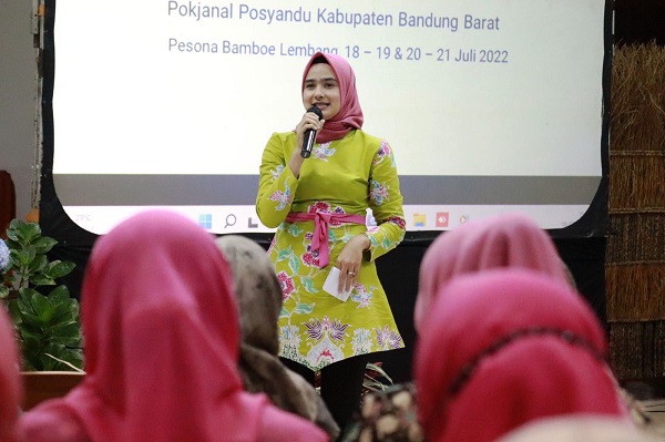 PARENTING CLASS: Ketua TPPKK KBB, Bunda Sonya Fatmala saat menghadiri kegiatan Bimbingan Teknis Parenting Class Pembina Posyandu se KBB di Pesona Bambu Hotel Lembang Bandung Barat, Senin (18/7). DOK PROKOPIM SETDA KBB