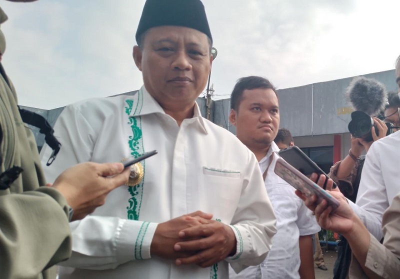 DIWAWANCARAI: Wakil Gubernur Jawa Barat, Uu Ruzhanul Ulum memberikan keterangan kepada awak media pada saat kunjungan ke Pasar Sehat Sabilulungan Cicalengka, Kabupaten Bandung. JABAR EKSPRES
