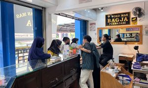 FOTO: Toko Emas Bagja Purwadadi dipenuhi oleh beberapa konsumen yang membeli perhiasan. CINDY DESITA/PASUNDAN EKSPRES