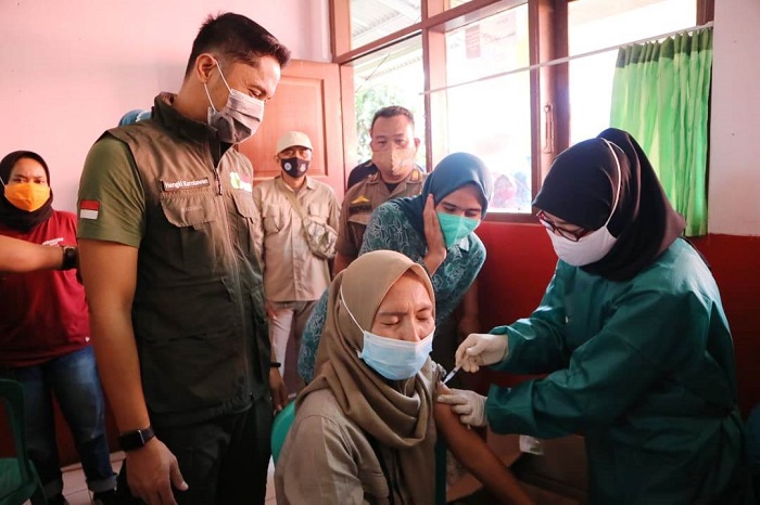 MENINJAU: Plt Bupati Hengky Kurniawan meninjau langsung kegiatan vaksinasi yang diselenggarakan Pemkab Bandung Barat. DOK PROKOMPIM KBB