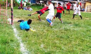 SEPAKBOLA: Warga bersama perangkat Desa Jayagiri Lembang adu ketangkasan berebut bola pada pertandingan sepakbola menyambut peringatan HUT RI ke-77. EKO SETIONO/PASUNDAN EKSPRES
